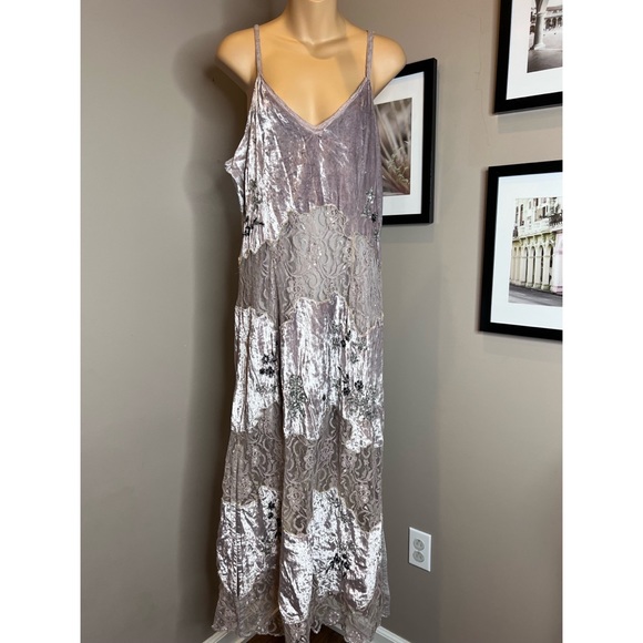 ❌NOT FOR SALE❌ Anthropologie Let Me Be Velvet Lace Slip Maxi Dress - Picture 9 of 10